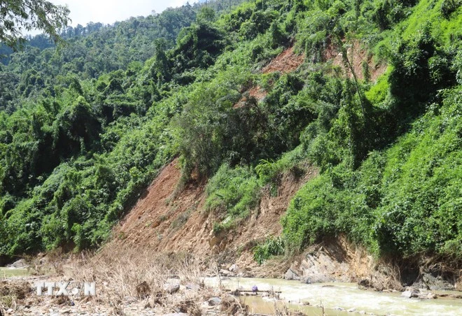 Điểm sạt lở núi phía trước bản Nậm Ngân làm chặn dòng chảy, nước lũ dâng cao, chảy xiết và ngập nhiều diện tích ao nuôi.