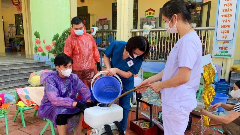 Cán bộ y tế phun hóa chất tiêu độc, khử trùng ở những nơi bị ngập lụt. thai-nguyen.jpg