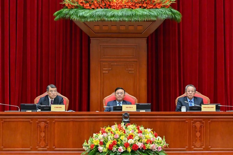 Các đồng chí chủ trì hội nghị.