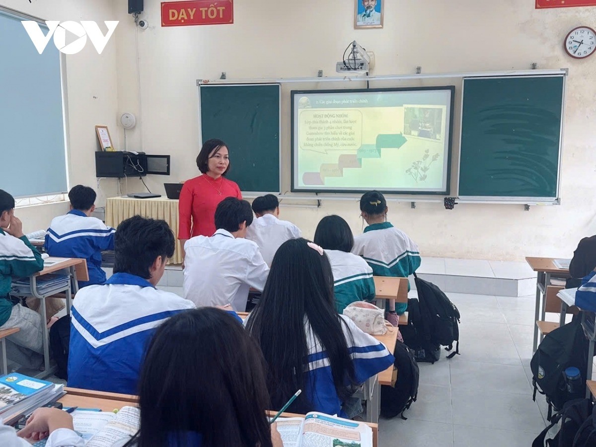 Упорство и вдохновляющие методы учителя Хоа помогли многим поколениям учеников горных районов обрести уверенность и достичь высоких результатов. co-giao-4.jpg