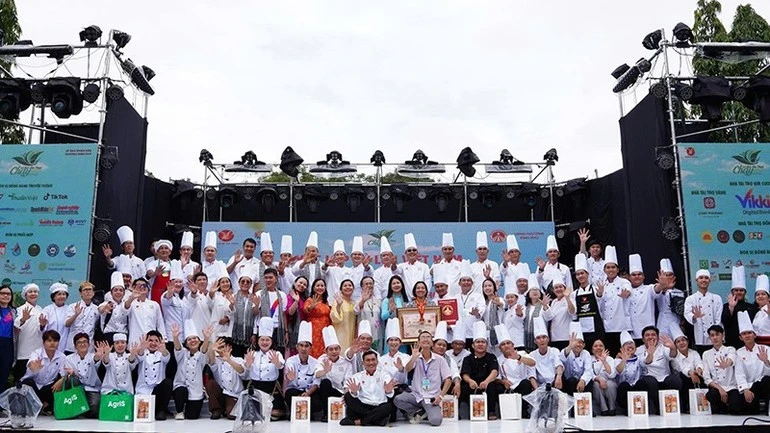 Các đầu bếp thực hiện 200 món chay từ sen.