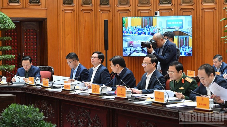 Các Phó Thủ tướng Chính phủ, lãnh đạo các bộ, ngành, cơ quan tham dự cuộc họp.