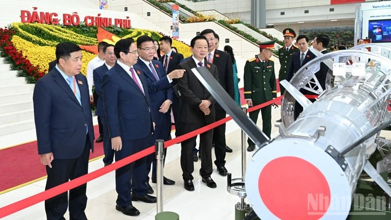 Thủ tướng Phạm Minh Chính tham quan gian trưng bày các sản phẩm khoa học công nghệ cao do các tập đoàn, tổng công ty trong nước nghiên cứu sản xuất.