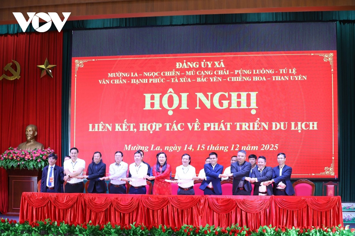 Representantes das comunas assinaram um acordo de cooperação e articulação para o desenvolvimento do turismo. Đại biểu các xã ký kết thỏa thuận hợp tác, liên kết phát triển du lịch.