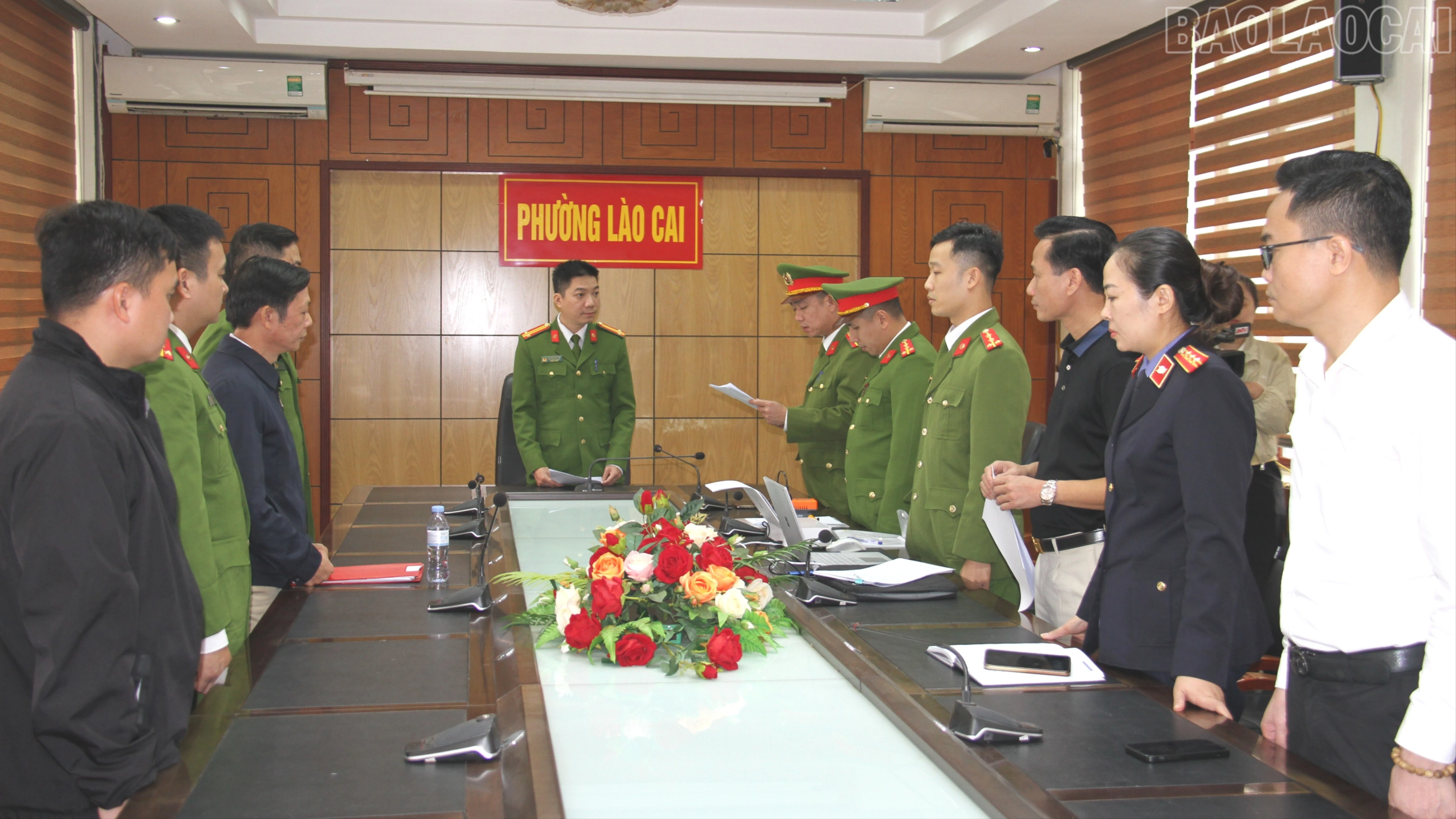 Cơ quan Cảnh sát điều tra đọc Quyết định khởi tố bị can đối với các đối tượng.