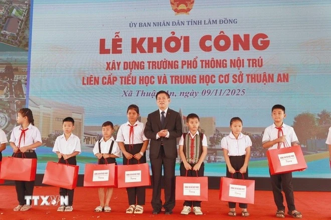 Phó Thủ tướng Hồ Đức Phớc tặng quà cho các em học sinh vùng biên vượt khó học giỏi tại lễ khởi công trường nội trú liên cấp ở Lâm Đồng.