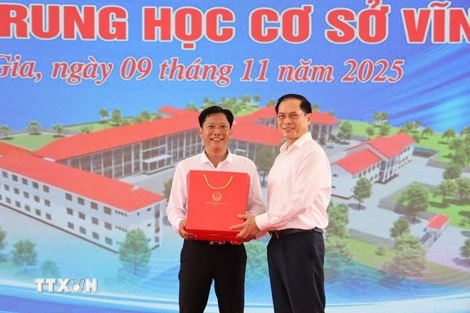 Phó Thủ tướng Chính phủ Bùi Thanh Sơn tặng quà cho Trường Trung học cơ sở Lương An Trà tại Lễ khởi công trường học tại các xã biên giới tỉnh An Giang.