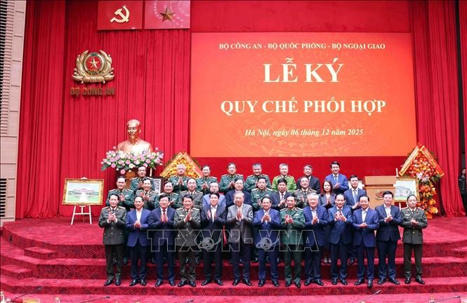 Tổng Bí thư Tô Lâm, Chủ tịch nước Lương Cường và Thủ tướng Phạm Minh Chính với các đại biểu.