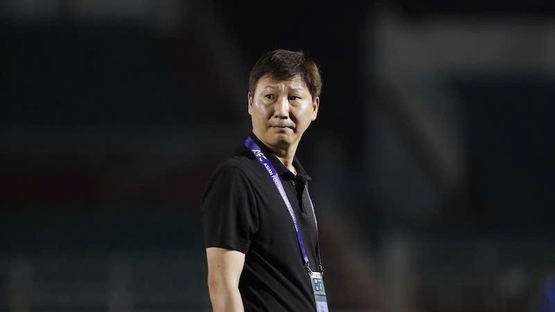 Huấn luyện viên Kim Sang-sik chỉ đạo các học trò trong trận đấu giữa đội tuyển Việt Nam và đội tuyển Nepal ở vòng loại Asian Cup. bong-da.jpg