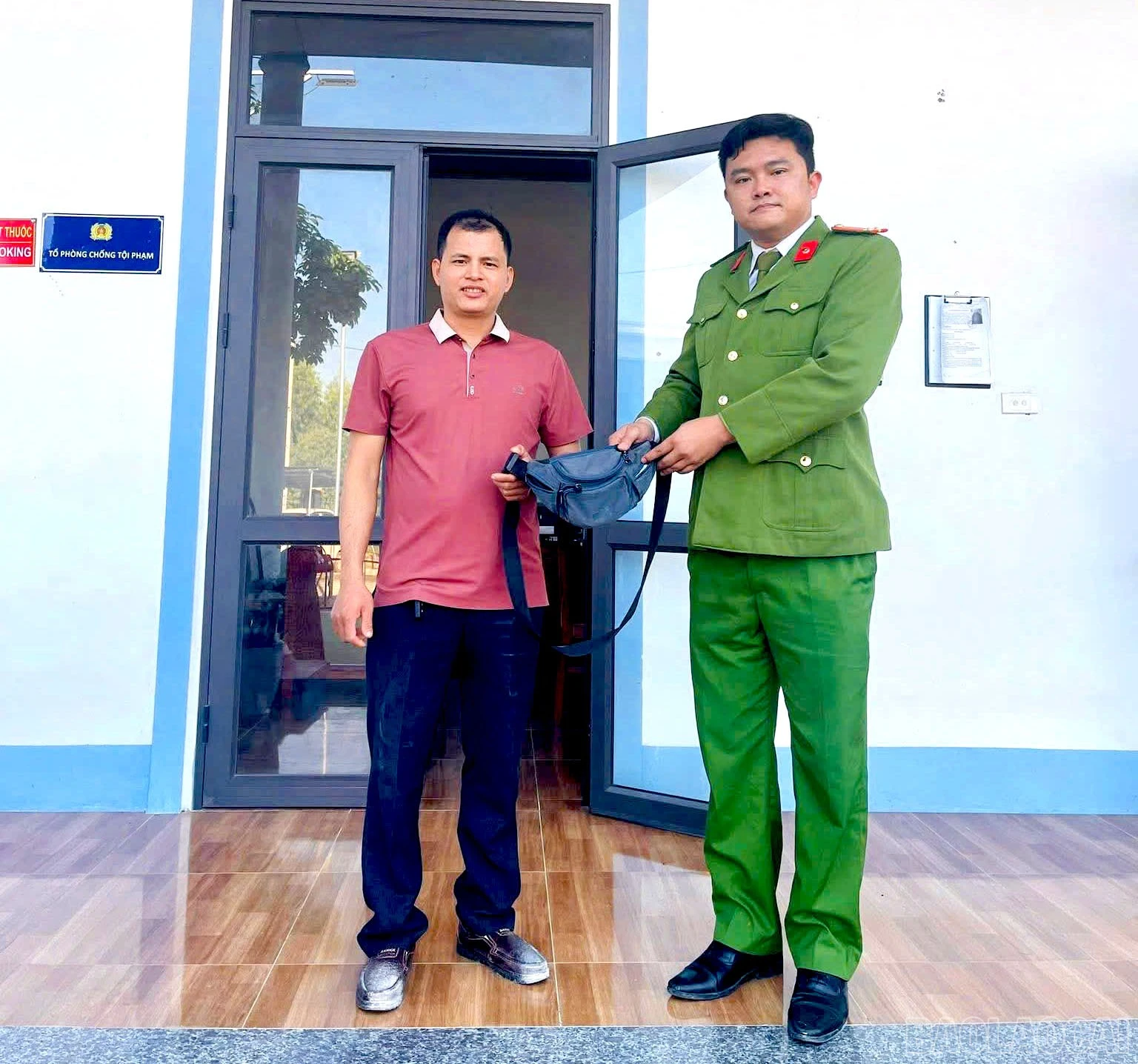 baolaocai-br_anh-nguyen-dinh-van-nhat-duoc-tai-san-bi-danh-roi-da-mang-den-co-quan-cong-an-xa-yen-thanh-trinh-bao-de-tim-nguoi-bi-mat.jpg