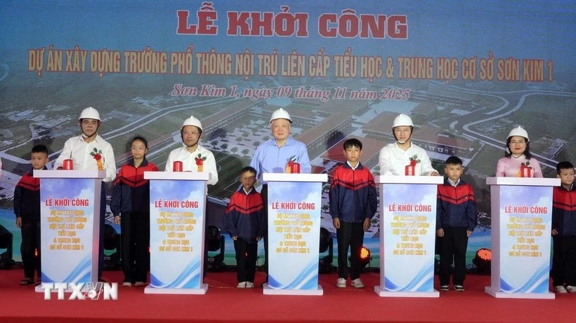 Phó Thủ tướng Thường trực Chính phủ Nguyễn Hòa Bình cùng các đại biểu thực hiện nghi thức khởi công dự án trường học vùng biên ở Hà Tĩnh.