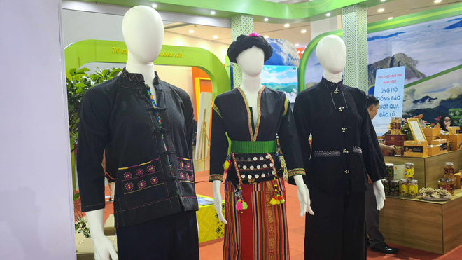 Trang phục truyền thống cũng được giới thiệu và bày bán tại gian hàng tỉnh Lai Châu