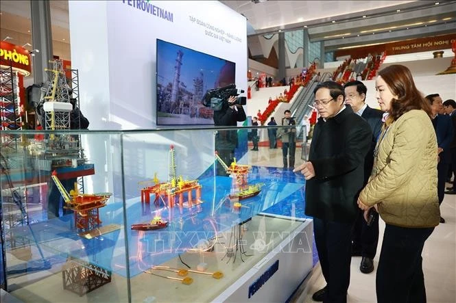 Thủ tướng Phạm Minh Chính kiểm tra khu trưng bày các sản phẩm tiêu biểu.