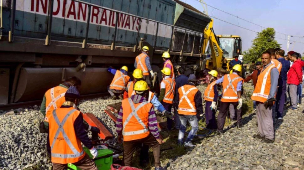 Tàu tốc hành Sairang-New Delhi Rajdhani Express đã đâm phải một đàn voi ở huyện Hojai, bang Assam khiến bảy con chết và một con bị thương.