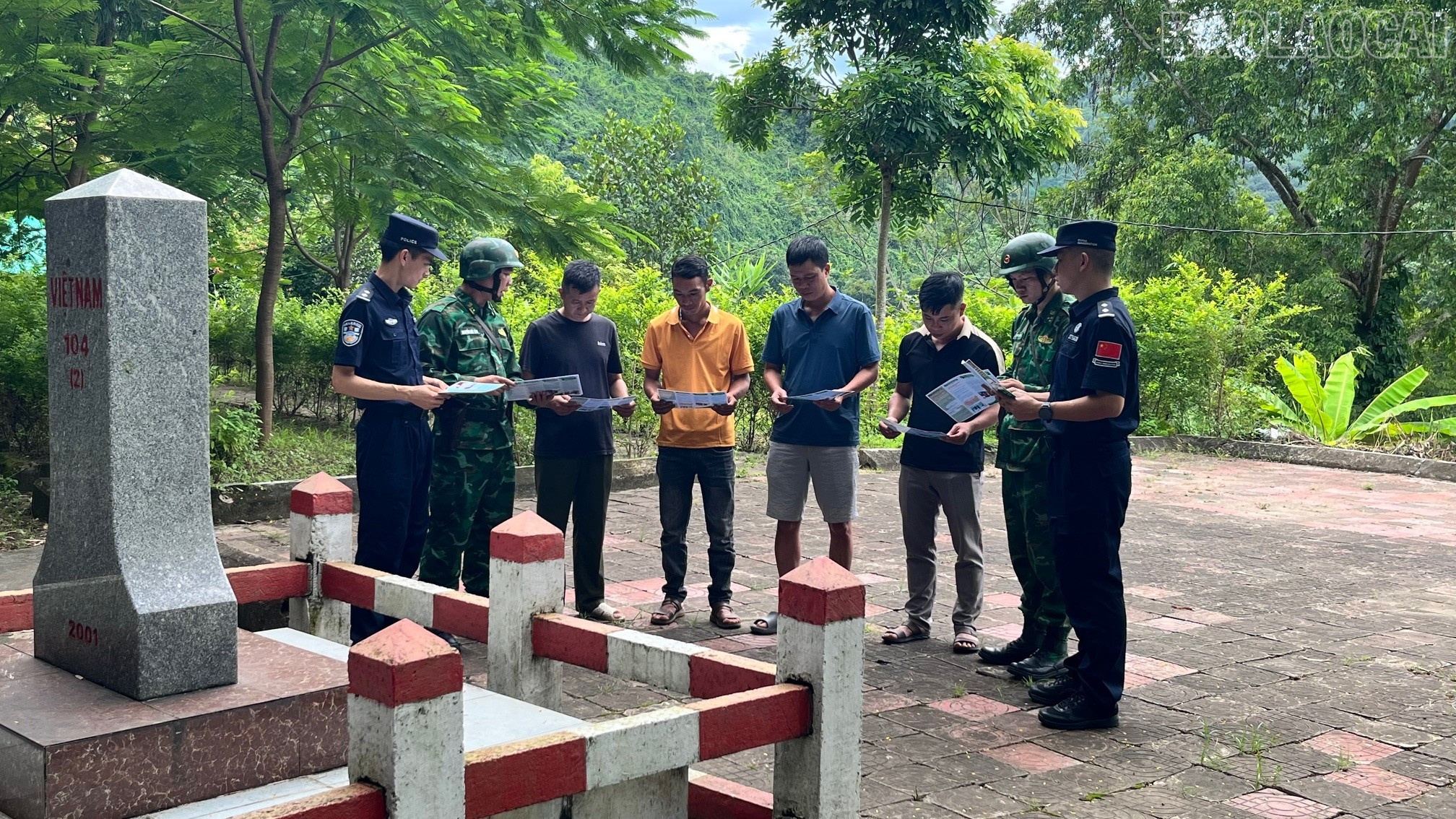 baolaocai-tr_don-bien-phong-ckqt-lao-cai-phoi-hop-voi-luc-luong-bien-phong-trung-quoc-tuyen-truyen-phap-luat-cho-cu-dan-bien-gioi-1.jpg