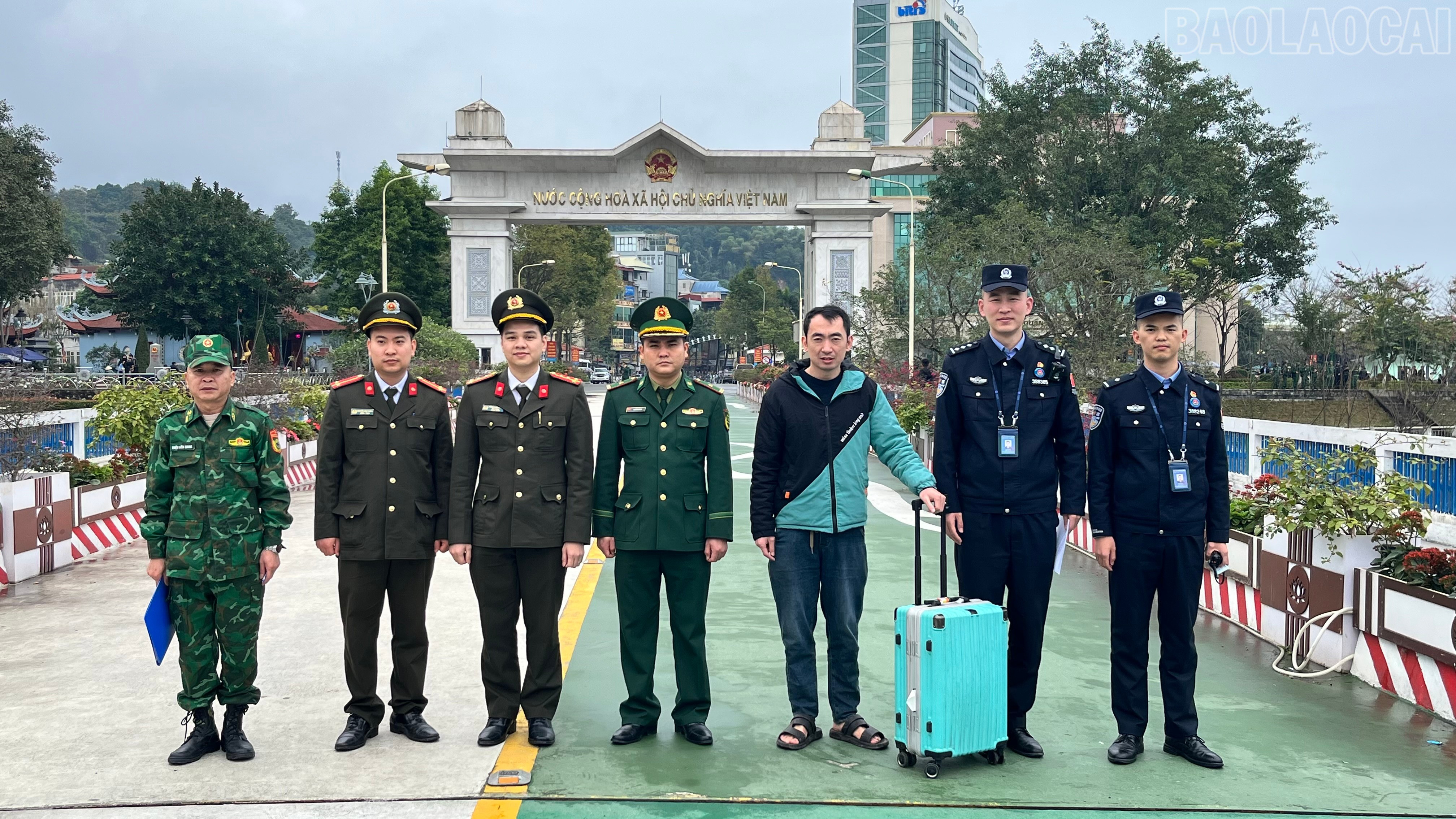 baolaocai-tr_luc-luong-cong-tinh-va-tram-bien-phong-cua-khau-quoc-te-lao-cai-phoi-hop-trao-tra-cong-dan-trung-quoc-vi-pham-phap-luat-viet-nam-cho-tram-kiem-tra-bien-phong-xuat-nhap-canh-ha-khau-trung-quoc.jpg