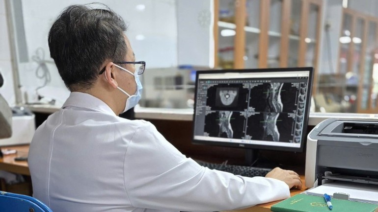 Hình ảnh tổn thương tủy sống trên bệnh nhân ngộ độc khí N2O. Hình ảnh tổn thương tủy sống trên bệnh nhân ngộ độc khí N2O.