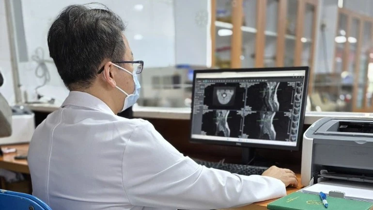 Hình ảnh tổn thương tủy sống trên bệnh nhân ngộ độc khí N2O.