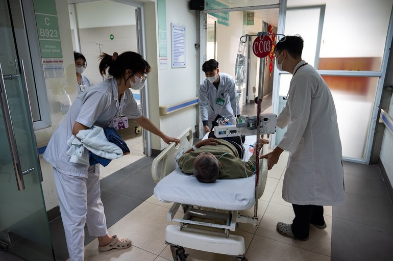 Cúm diễn biến nặng hơn ở người có bệnh lý nền.