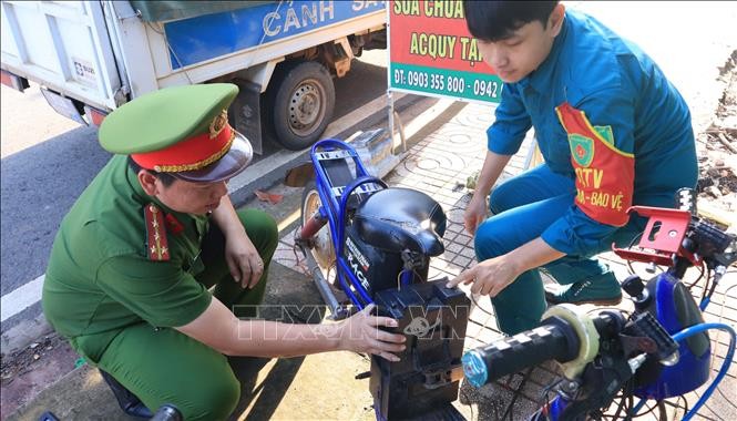 Lực lượng chức năng kiểm tra, xử lý xe đạp điện độ, chế tại trường Trung học cơ sở Tân Lập (xã Đồng Phú, tỉnh Đồng Nai). Lực lượng chức năng kiểm tra, xử lý xe đạp điện độ, chế tại trường Trung học cơ sở Tân Lập (xã Đồng Phú, tỉnh Đồng Nai).