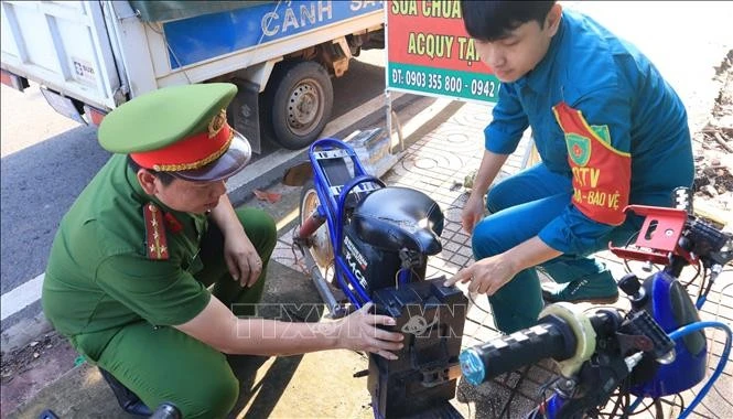 Lực lượng chức năng kiểm tra, xử lý xe đạp điện độ, chế tại trường Trung học cơ sở Tân Lập (xã Đồng Phú, tỉnh Đồng Nai).