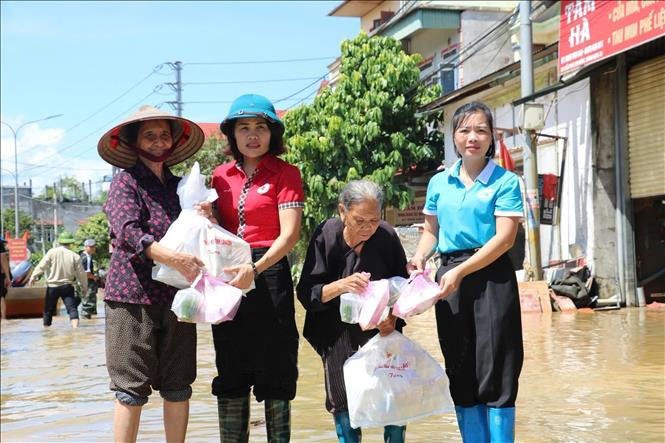 Hội Chữ thập đỏ Lạng Sơn cứu trợ người dân tại xã Thất Khê. chu-thap-do.jpg