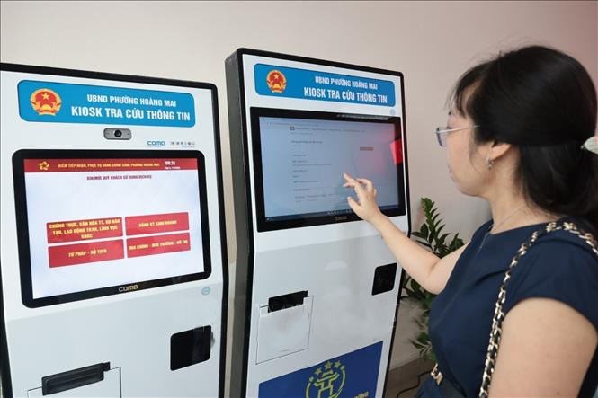 Người dân lấy số làm thủ tục hành chính tại bộ phận phục vụ hành chính công của UBND phường Hoàng Mai, số 6 phố Bùi Huy Bích (Hà Nội). gi-do-9488.jpg