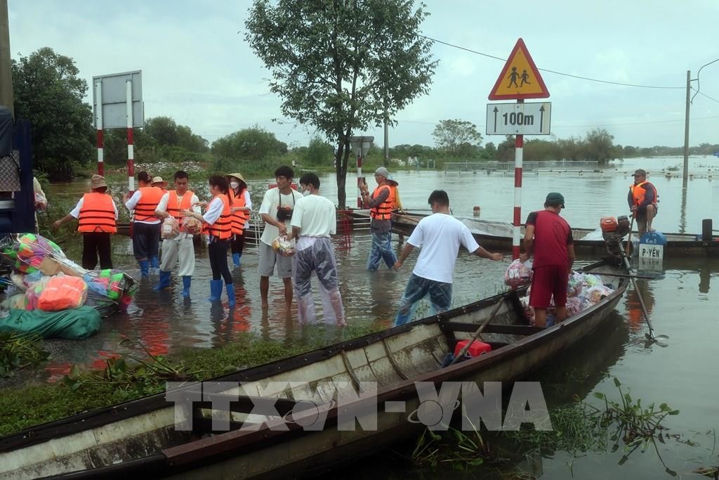 Các đoàn tình nguyện vận chuyển hàng hóa lên ghe để đưa vào những vùng ngập sâu ở thành phố Huế. Các đoàn tình nguyện vận chuyển hàng hóa lên ghe để đưa vào những vùng ngập sâu ở thành phố Huế.
