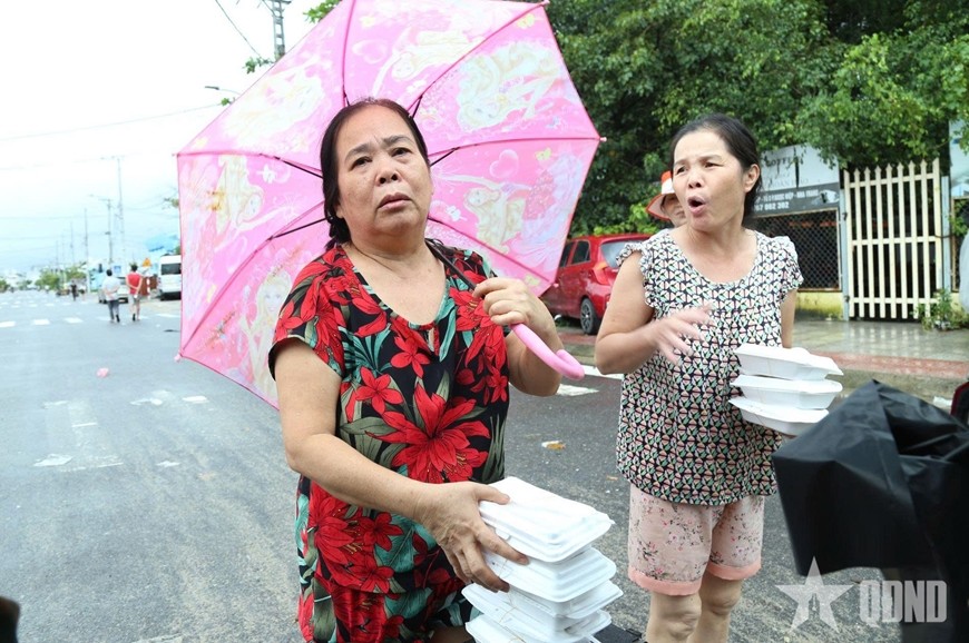 Người dân vùng lũ xúc động khi được nhận cơm bộ đội.