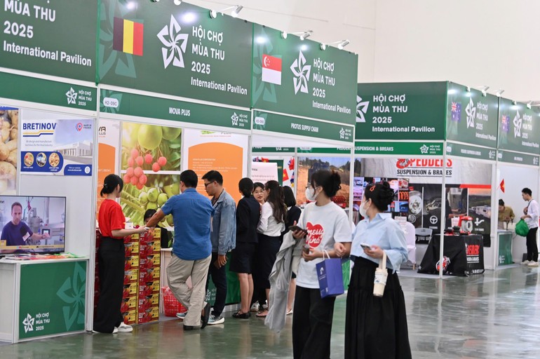 Sự xuất hiện của các gian hàng quốc tế mang đến một không gian giao thương sôi động, đa sắc màu và đậm tính quốc tế. Sự xuất hiện của các gian hàng quốc tế mang đến một không gian giao thương sôi động, đa sắc màu và đậm tính quốc tế.