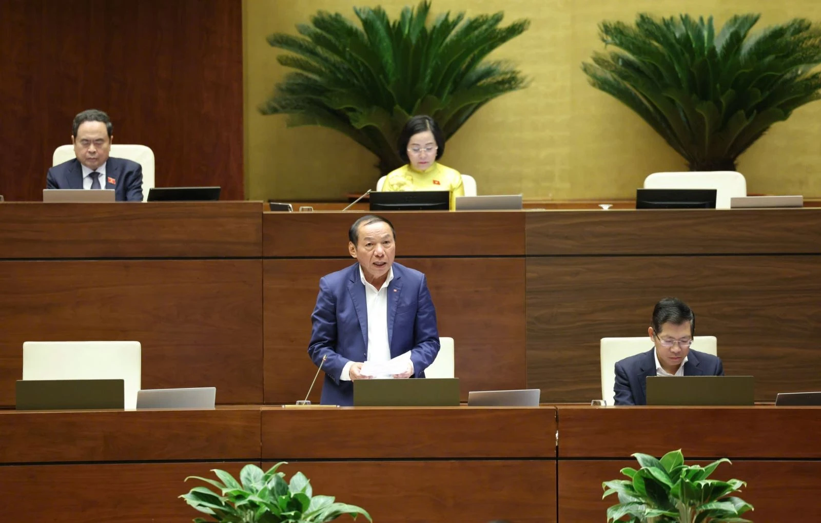 Bộ trưởng Bộ Văn hóa, Thể thao và Du lịch Nguyễn Văn Hùng phát biểu giải trình tại phiên thảo luận của Quốc hội vào chiều 24/11.