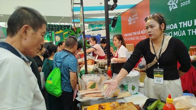 Khách tham quan Hội chợ mùa Thu. Khách tham quan Hội chợ mùa Thu.