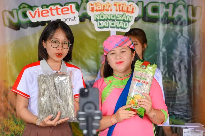 Đến nay, khoảng 20 phụ nữ đồng bào dân tộc tại Lai Châu đã có thể tự livestream, có thu nhập ổn định. (Ảnh: Minh Sơn/Vietnam+)