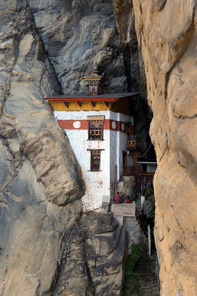 Các công trình kiến trúc nương theo vách núi.