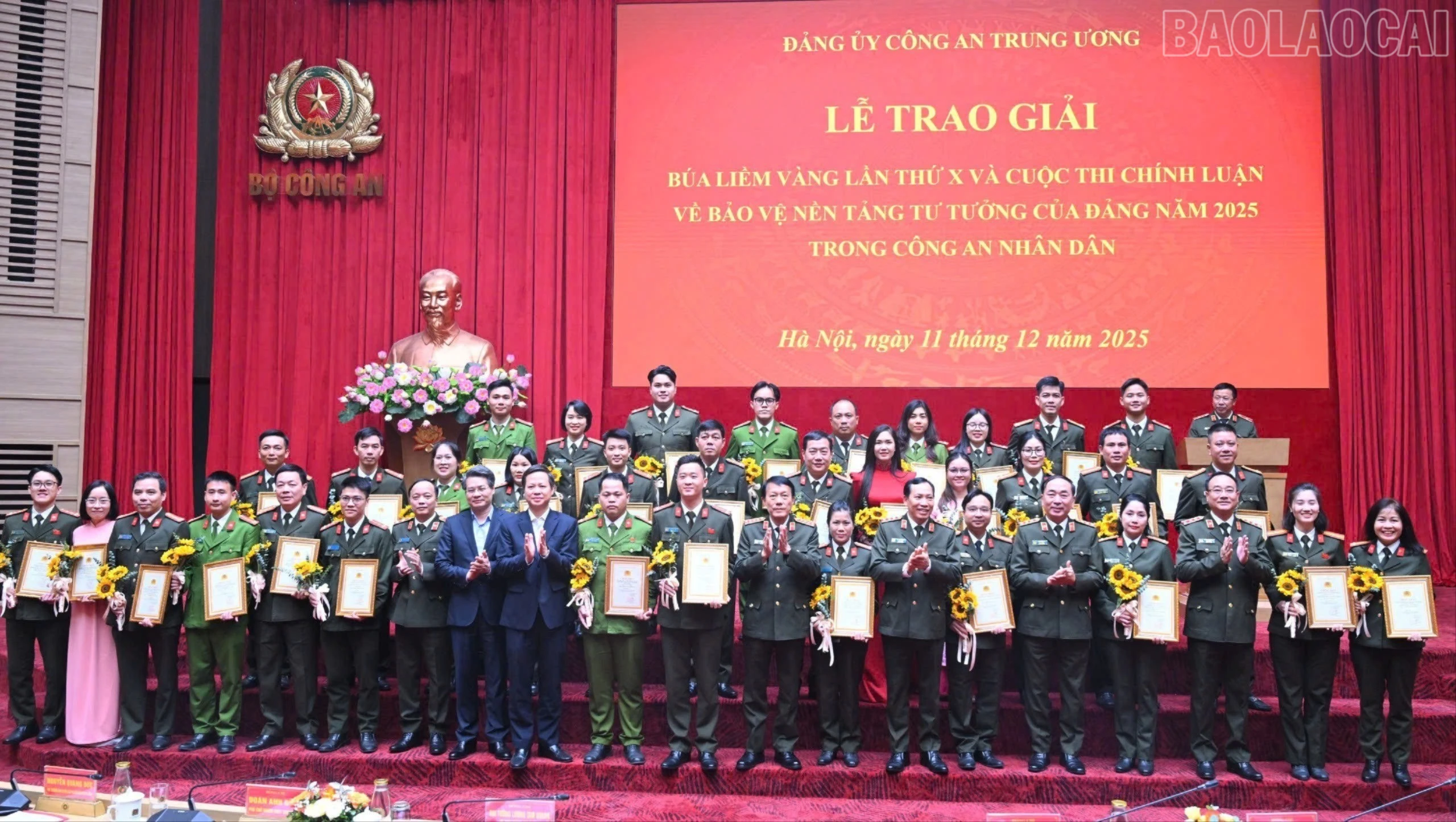 baolaocai-tr_bo-truong-luong-tam-quang-va-cac-dong-chi-lanh-dao-cung-cac-tac-gia-dai-dien-nhom-tac-gia-doat-giai-bua-liem-vang-va-cuoc-thi-chinh-luan-bao-ve-nen-tang-tu-tuong-cua-dang-nam-2025-trong-cand-7968-8369.jpg