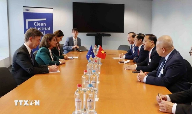 Quang cảnh cuộc làm việc song phương giữa Phó Thủ tướng Bùi Thanh Sơn và Phó Chủ tịch thường trực EC, Teresa Ribera, phụ trách chuyển đổi xanh, công bằng và cạnh tranh.