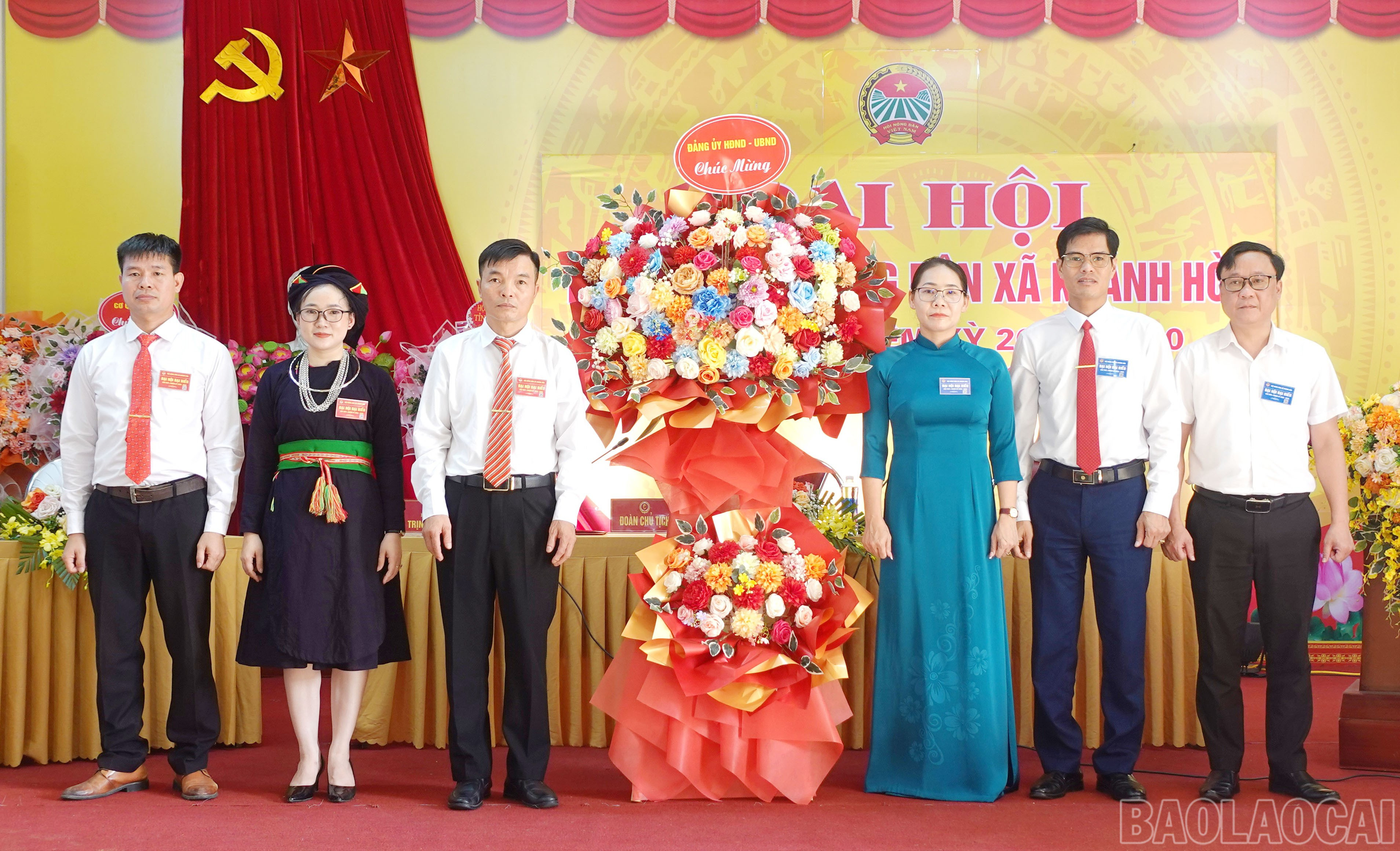 Lãnh đạo xã Khánh Hoà tặng hoa chúc mừng đại hội. baolaocai-br_lanh-dao-xa-khanh-hoa-tang-lang-hoa-chuc-mung-dai-hoi.jpg
