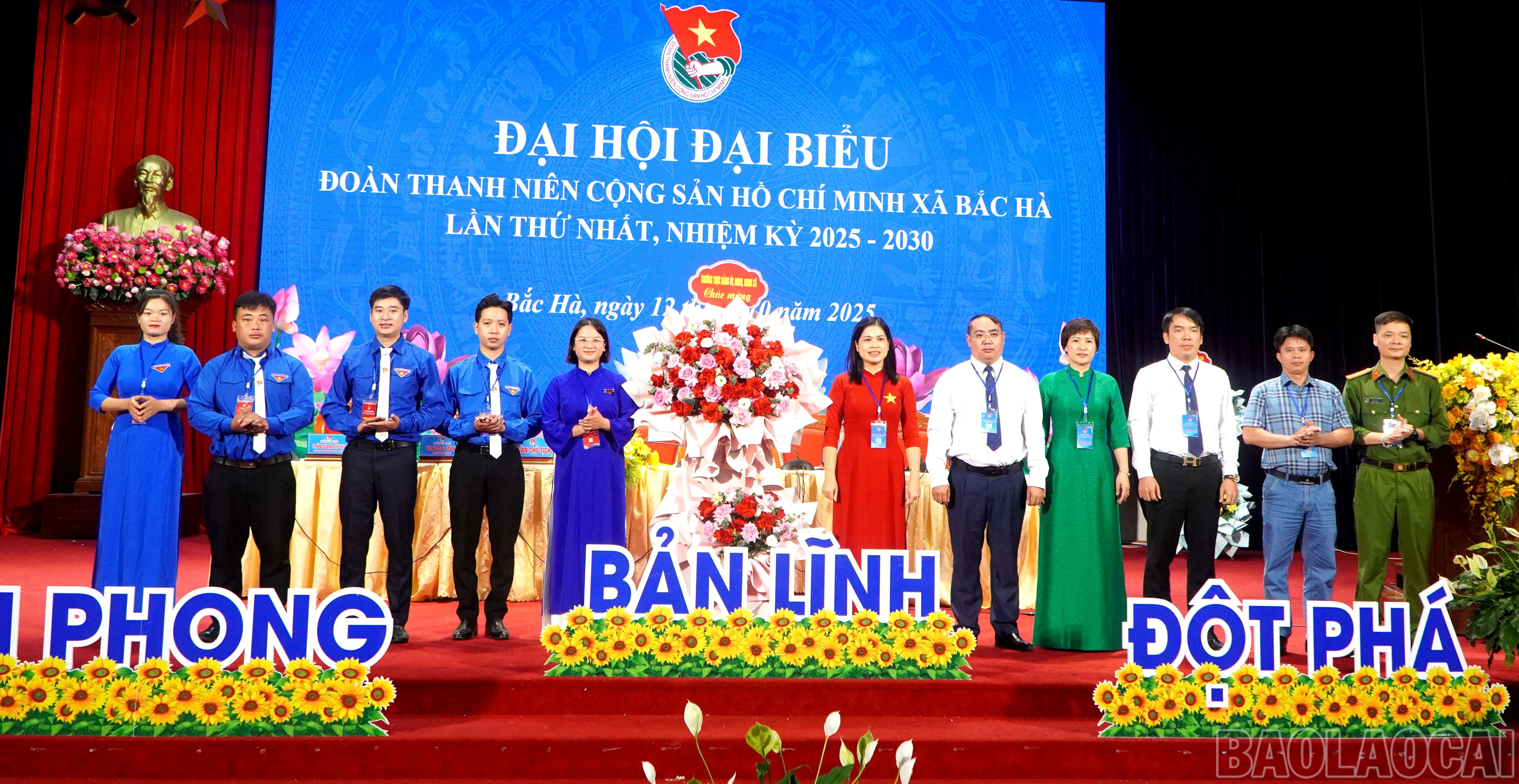 Lãnh đạo xã tặng hoa chúc mừng đại hội. baolaocai-br_thuong-truc-du-hdn-ubnd-uy-ban-mttq-vn-tang-hoc-hoa-chuc-mun.jpg