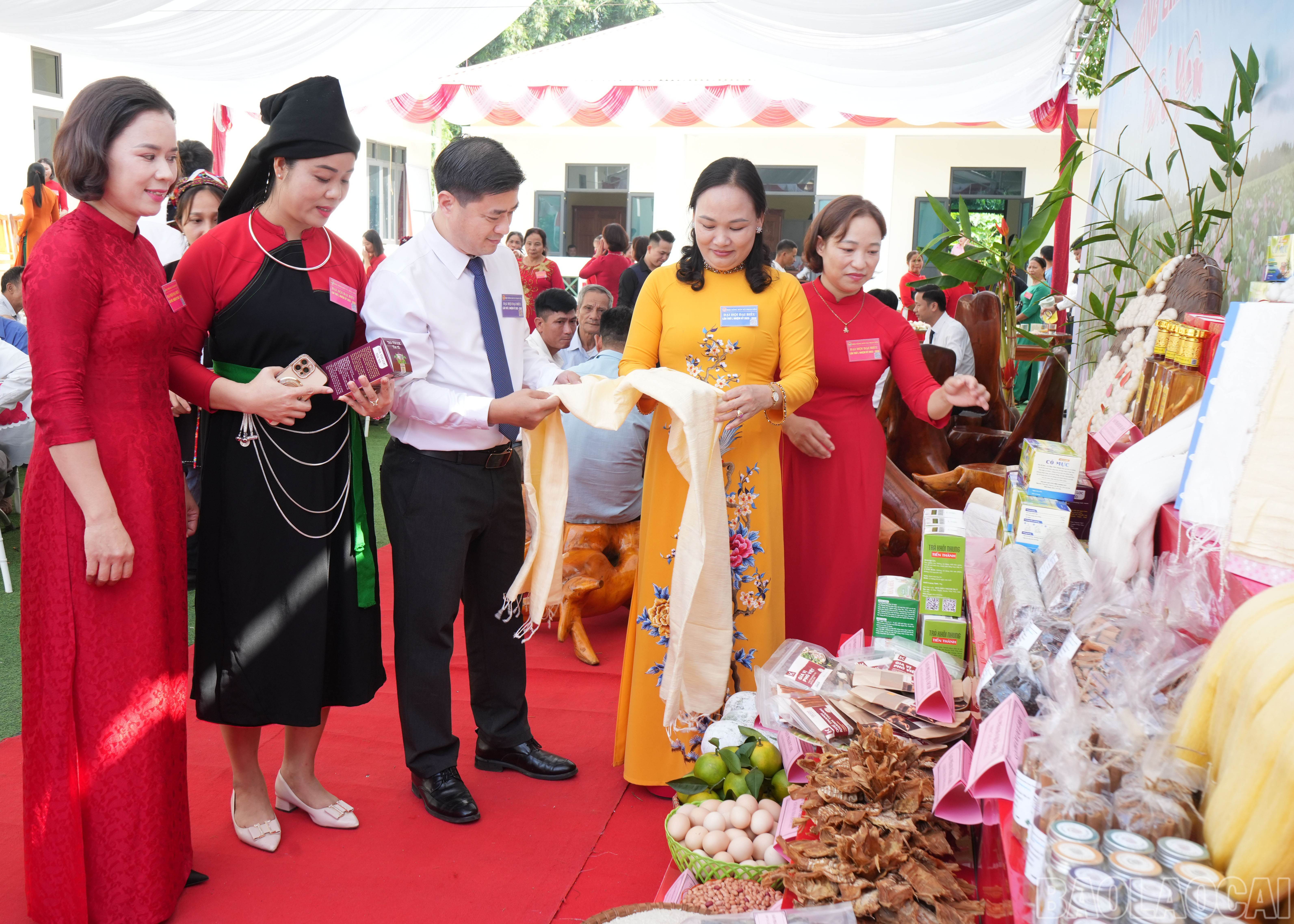 Các đại biểu tham quan khu trưng bày sản phẩm OCOP của hội viên Hội Nông dân xã Trấn Yên. baolaocai-br_cac-dai-bieu-tham-quan-gian-hang-trung-bay-san-pham-ocop-cua-hoi-vien-nong-dan.jpg