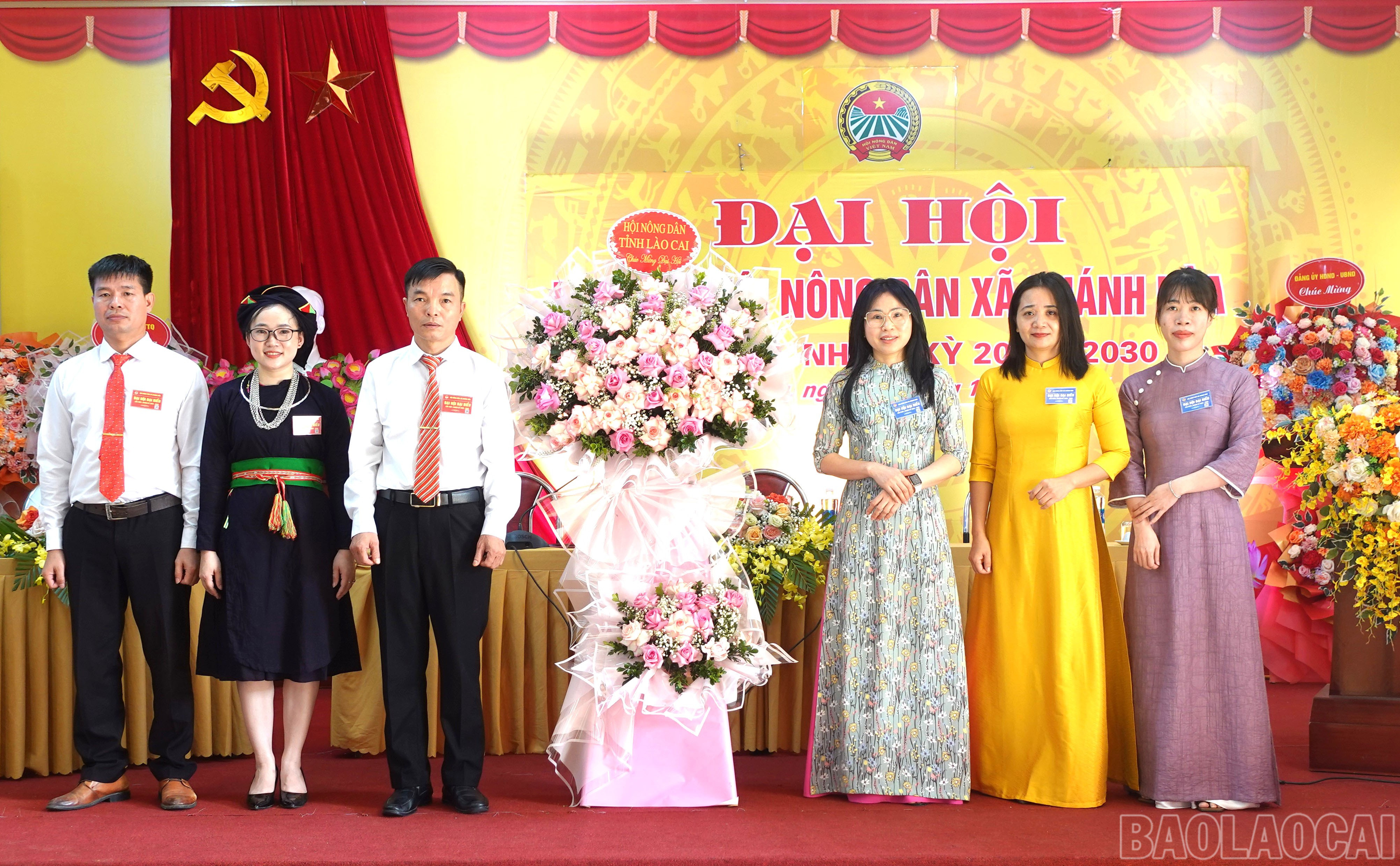 Hội Nông dân tỉnh Lào Cai tặng hoa chúc mừng đại hội. baolaocai-br_doan-cong-tac-hoi-nong-dan-tinh-lao-cai-tang-hoa-chuc-mung-dai-hoi.jpg