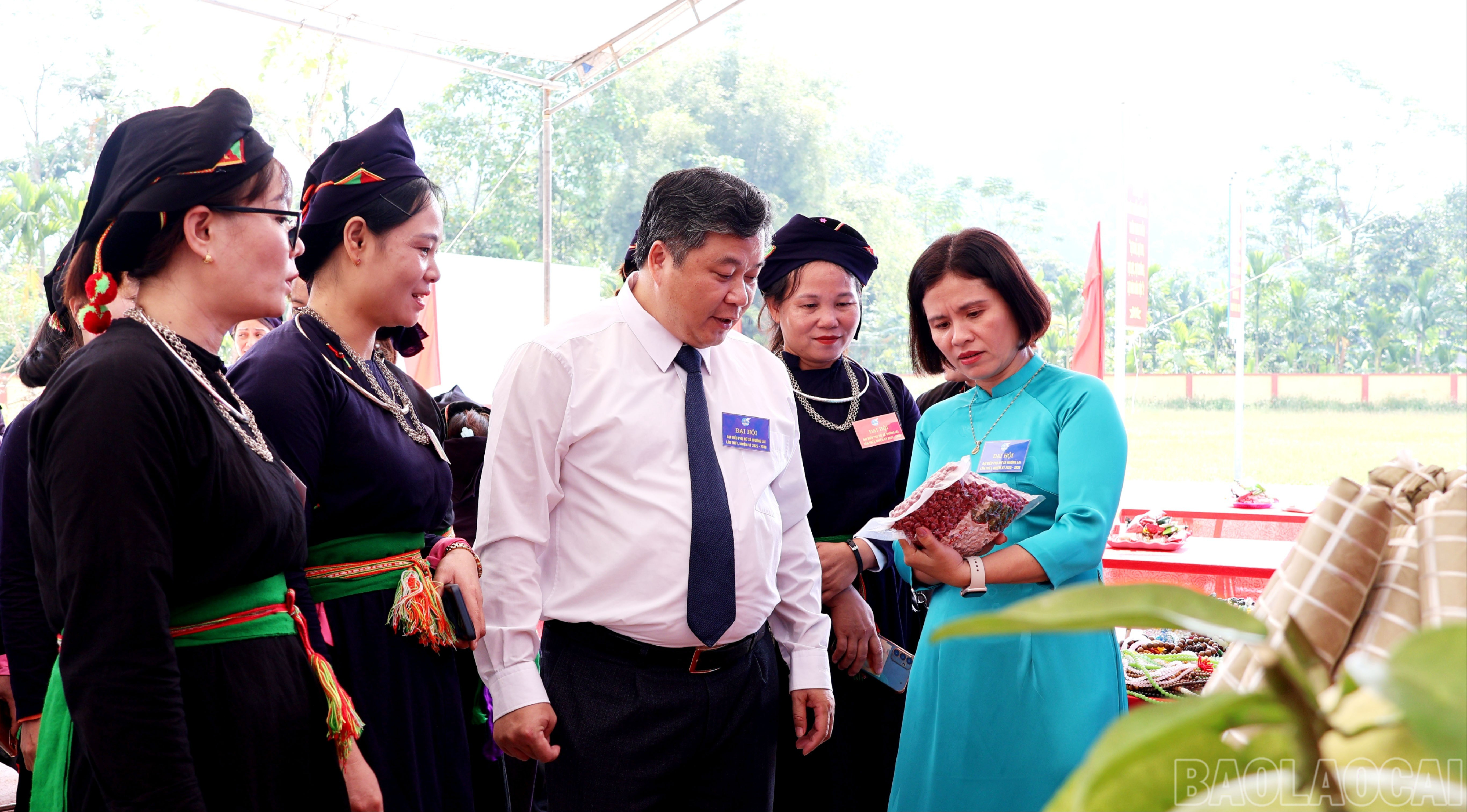 Các đại biểu tham quan gian trưng bày sản phẩm địa phương. Các đại biểu tham quan gian trưng bày sản phẩm địa phương.