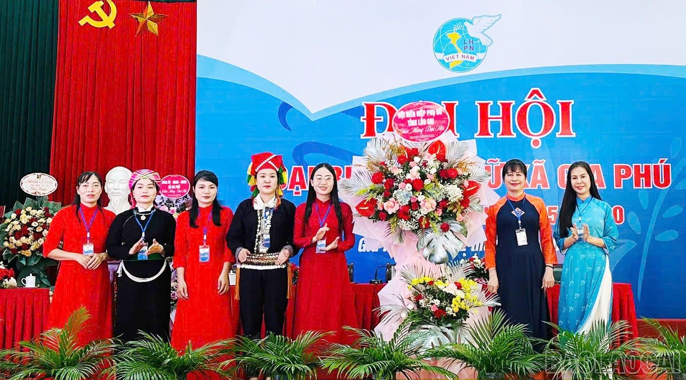 Đồng chí Đinh Minh Hà tặng hoa chúc mừng đại hội. baolaocai-br_dai-bieu-tinh-tang-hoa-chuc-mung-dai-hoi.jpg