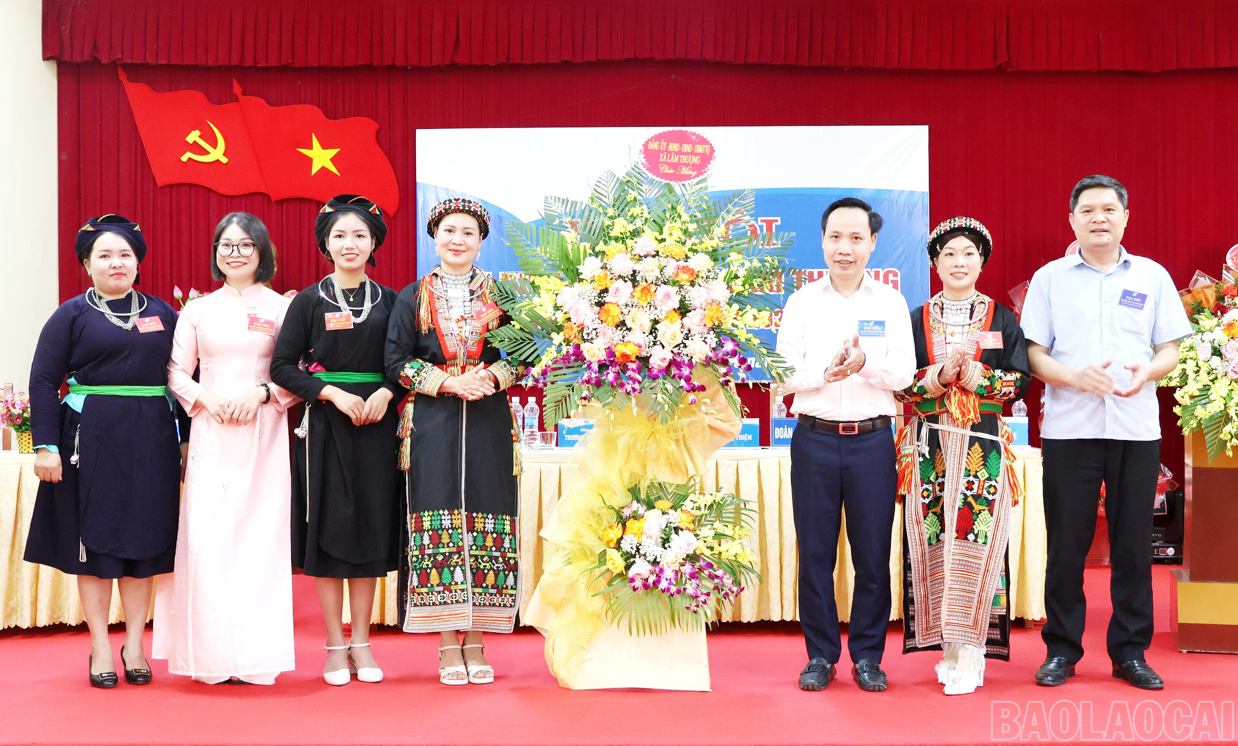 Lãnh đạo xã Lâm Thượng tặng hoa chúc mừng đại hội. baolaocai-br_lanh-dao-xa-lam-thuong-chuc-mung-dai-hoi.jpg
