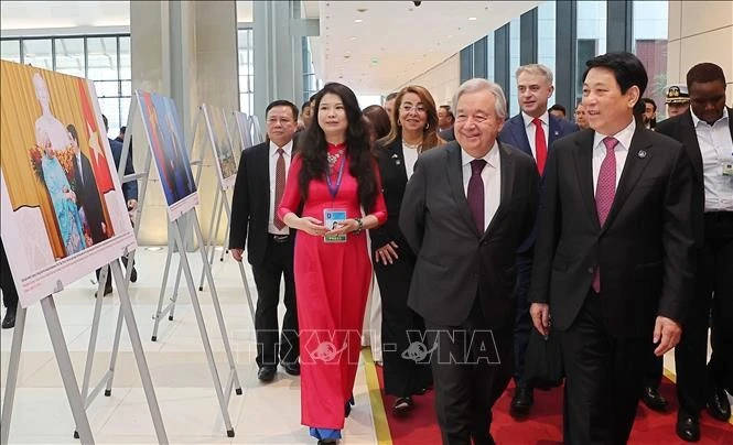 Chủ tịch nước Lương Cường và Tổng Thư ký Liên hợp quốc António Guterres cùng các Trưởng đoàn xem trưng bày ảnh do Thông tấn xã Việt Nam thực hiện.