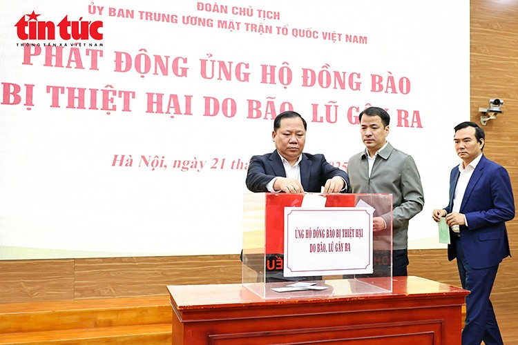 Phó Bí thư Đảng ủy MTTQ, các đoàn thể Trung ương Nguyễn Phi Long và các đại biểu ủng hộ đồng bào bị thiệt hại do bão, lũ gây ra.