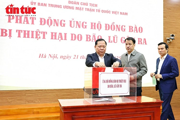 Phó Bí thư Đảng ủy MTTQ, các đoàn thể Trung ương Nguyễn Phi Long và các đại biểu ủng hộ đồng bào bị thiệt hại do bão, lũ gây ra.