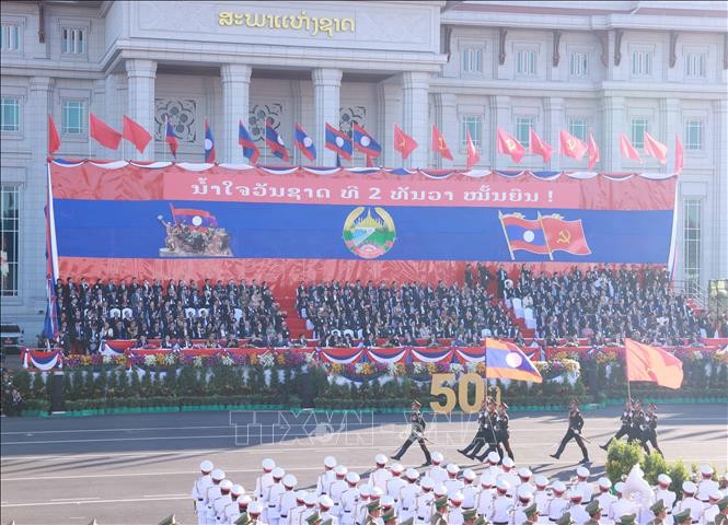 Lễ kỷ niệm, diễu binh, diễu hành chào mừng 50 năm Quốc khánh nước CHDCND Lào.