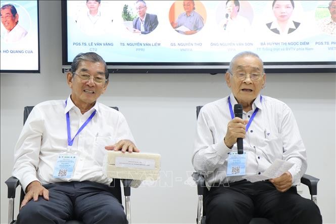 Giáo sư Nguyễn Thơ, Hội Khoa học kỹ thuật Bảo vệ thực vật Việt Nam (phải) nhận định gạo Ông Cua ST25 đạt giải Nhất cuộc thi “Gạo ngon nhất thế giới” năm 2025 nhờ áp dụng chế phẩm sinh học tốt trong canh tác lúa.