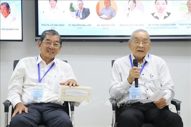 Giáo sư Nguyễn Thơ, Hội Khoa học kỹ thuật Bảo vệ thực vật Việt Nam (phải) nhận định gạo Ông Cua ST25 đạt giải Nhất cuộc thi “Gạo ngon nhất thế giới” năm 2025 nhờ áp dụng chế phẩm sinh học tốt trong canh tác lúa.