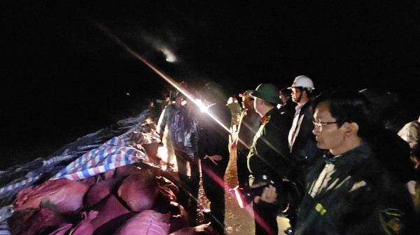 Trong đêm, toàn bộ lực lượng đã được huy động, sẵn sàng ứng phó với sự cố.